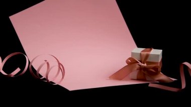 Pembe ve siyah arkaplanda pembe kurdeleli hediye kutusu, hediye kutusu, kopyalama alanı, tebrik kartı.