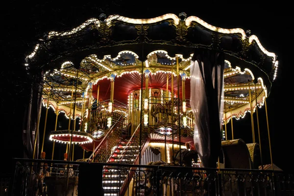 Karusell karusell karusell med ljus på natten — Stockfoto
