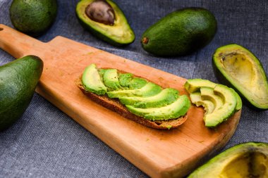 Sağlıklı kahvaltı. Tahtada avokado tostu var.