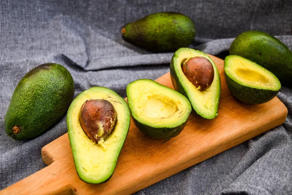 Scheiben Avocado. Avocado Salat Rezept — Stockfoto