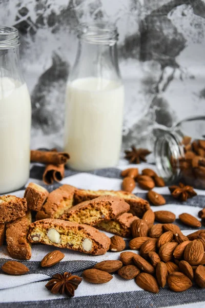 Mandlové mléko v lahvích s Cantuccini Sušenky s mandlemi, skořicí a anýzem, mandlová semínka — Stock fotografie