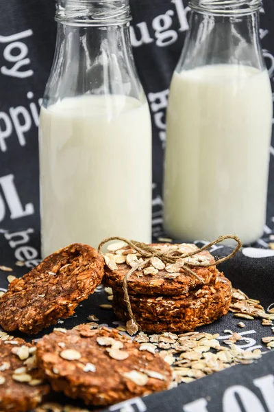 Oves a arašídové máslo sušenky, zblízka s lahvemi mléka — Stock fotografie