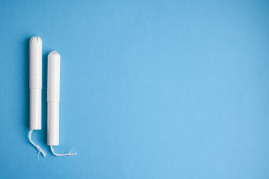 Mavi arka planda hijyenik tamponlar. Boşluğu kopyala