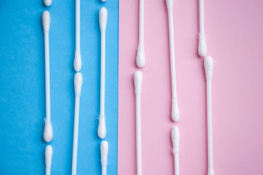 Sıra sıra kulaklar mavi ve pembeye yapışıyor. Kapat..