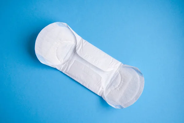 Прокладка для гигиенической защиты женщин от менструации. Критические дни. Медицинская концепция — стоковое фото