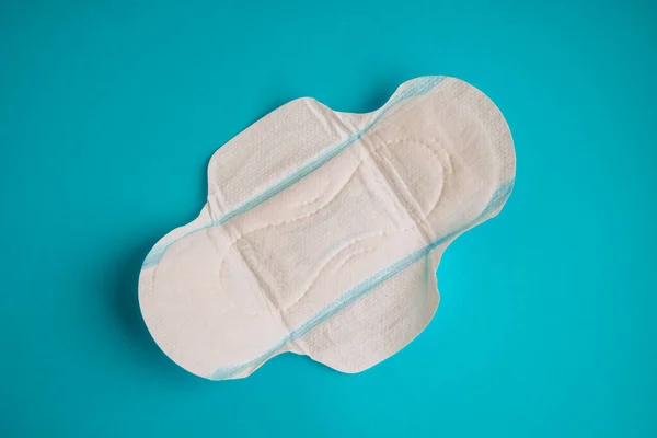 Прокладка для гигиенической защиты женщин от менструации. Критические дни. Медицинская концепция — стоковое фото