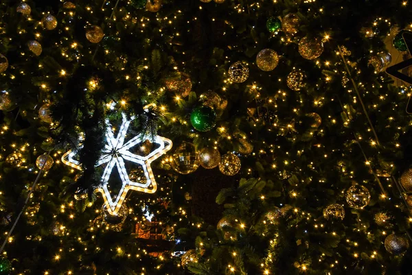 Різдвяна ялинка з легкою сніжинкою і кульками вночі — стокове фото