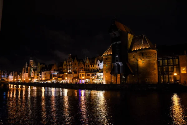 Vista nocturna sobre el río Motlawa el casco antiguo de Gdansk, Polonia . —  Fotos de Stock
