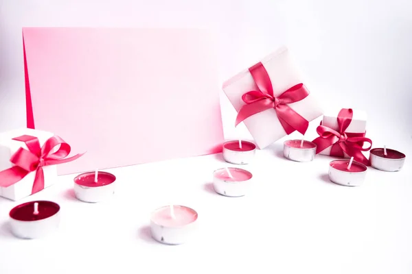 Espacio de copia rosa para texto con cajas de regalo y velas alrededor —  Fotos de Stock