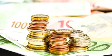 Banknot para arka planında Euro sikkeleri