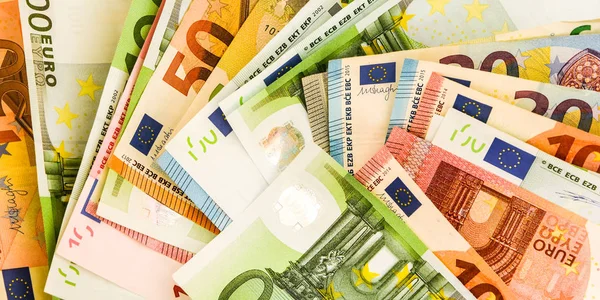Pila de billetes en euros de papel como parte del sistema de pago del país unido, moneda europea euro - dinero —  Fotos de Stock