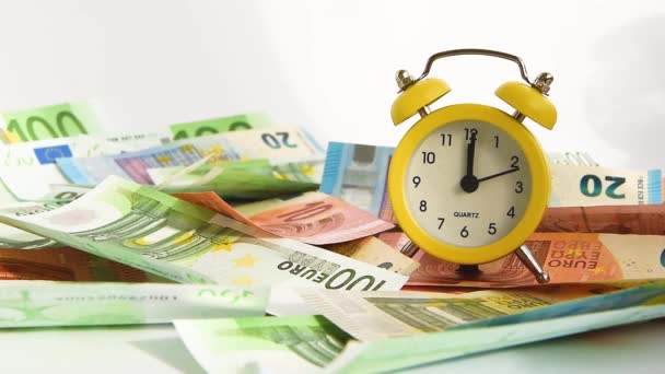 Reloj despertador y billete de dinero Euro, concepto de planificación empresarial y finanzas — Vídeos de Stock