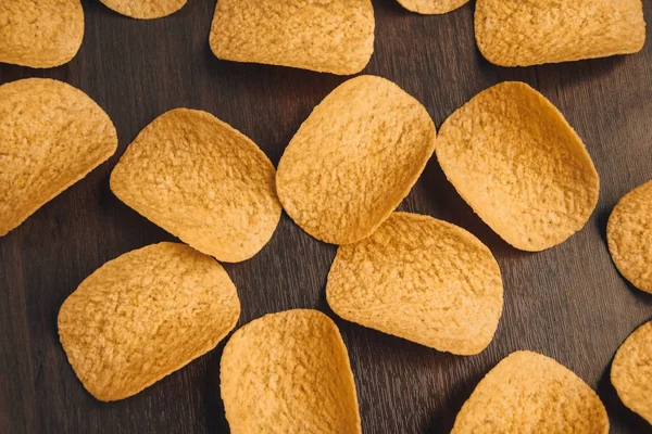 Delicious potato chips on dark background — ストック写真