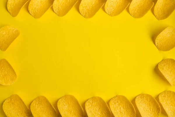 Delicious potato chips on yellow background — ストック写真