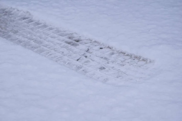 Ombre e motivi sulla superficie della neve Tracce di auto sulla neve come sfondo — Foto Stock