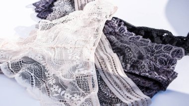 Güzel dantelli külotlar beyaz arka planda izole edilmiş, güzel, dantelli siyah kadın külotları. Seksi iç çamaşırı.