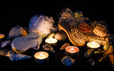 Spa, eko konsepti, sıfır atık, organik ürünler, tahtadan yapılmış doğal fırçalar, taşlar, mumlar, spa tedavisinin bileşimi, seçici odaklanma