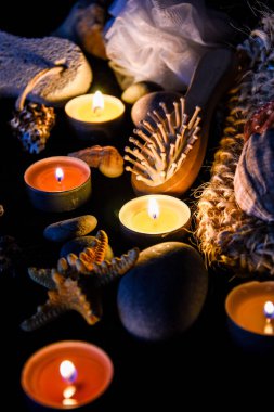 Spa, eko konsepti, sıfır atık, organik ürünler, tahtadan yapılmış doğal fırçalar, taşlar, mumlar, spa tedavisinin bileşimi, seçici odaklanma