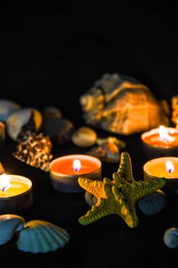 Dekorasyon - deniz kabukları ve mum, taşlar, banyo natürmort, deniz spa konsepti, rahatlama ve vücut tedavisinin bazı yönleri, seçici odaklanma