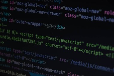 Kaynak kodu veya bilgisayar ekranındaki Html kodu, ekrandaki css kodunu siyah arkaplan ile kapat, karanlık arkaplanda ikili kod
