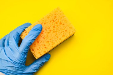 Çalışan el, tozdan mikro fiber bez silen lastik koruyucu eldiven giymiş. Ticari temizlik şirketi konsepti erken bahar temizliği ya da düzenli temizlik. Boşluğu kopyala