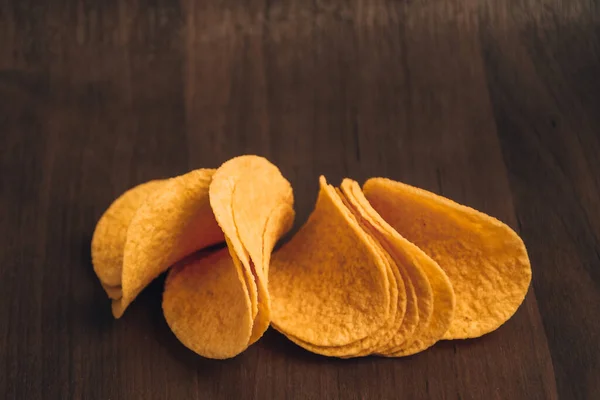 Heerlijke Chips Donkere Achtergrond Houten Achtergrond Junk Food Snelle Snack — Stockfoto