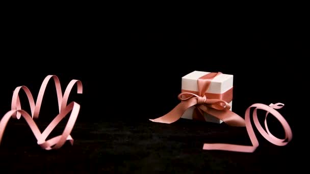 Posizionamento Della Mano Femminile Scatola Regalo Con Nastro Rosa Sfondo — Video Stock