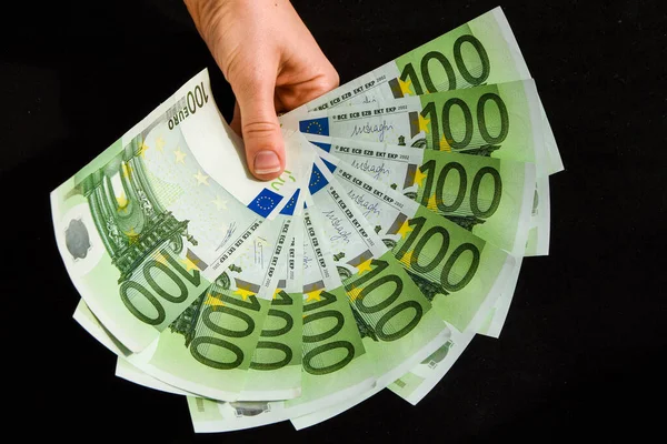 Χέρι Ευρώ Απομονωμένο Μαύρο Φόντο Χέρι Κρατώντας Ευρώ Trading Business — Φωτογραφία Αρχείου