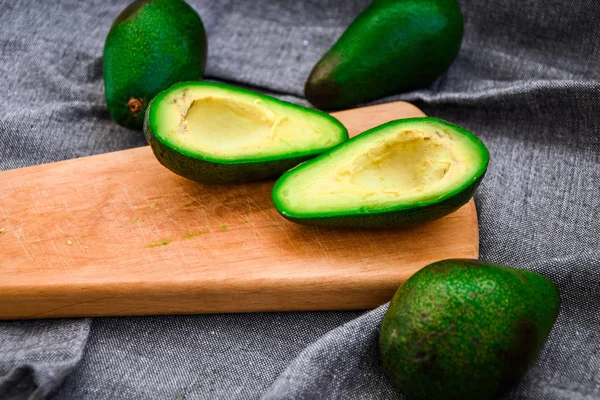 Avocat Sur Planche Découper Bois Avocat Légume Nourriture Bio Vert — Photo