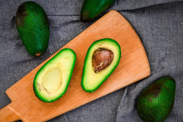 Aguacate Una Tabla Madera Para Cortar Aguacate Verdura Comida Orgánica — Foto de Stock