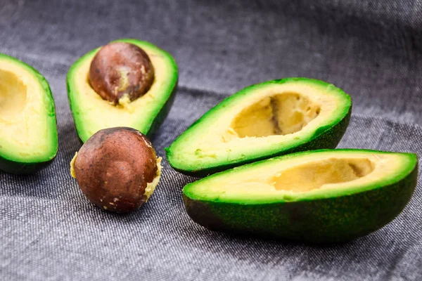 Avocado Fruit Tweeën Gesneden Linnen Stof Achtergrond Concept Biologische Milieuproducten — Stockfoto