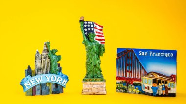 Usa, New York ve San Francisco 'dan mıknatıslı sarı arka plan, seyahat rotası, Amerika seyahati.