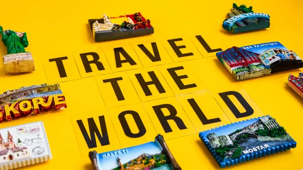 Texto Viajar Mundo Ímãs Diferentes Países Fundo Amarelo Conceito Viagem — Fotografia de Stock