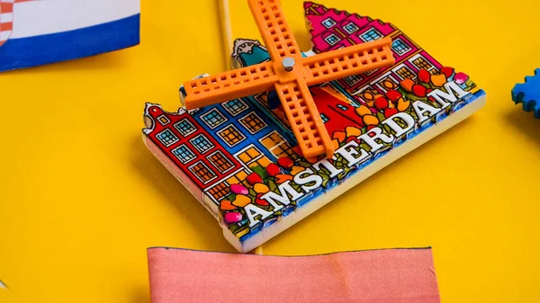 Países Bajos Concepto Viaje Imán Amsterdam Bandera Sobre Mapa Mundial — Foto de Stock