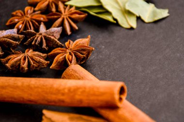 Yıldız anason, tarçın çubukları, koniler, Noel baharatları arka plan, şarap malzemeleri.