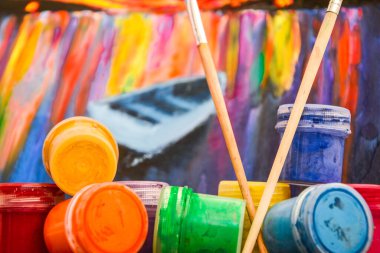 Suluboya Palet, Yağlı Boyalar, Fırça Seti ve Tahta Renk Kalemleri Van Gogh stilinde, ahşap arka planda, Kapatın