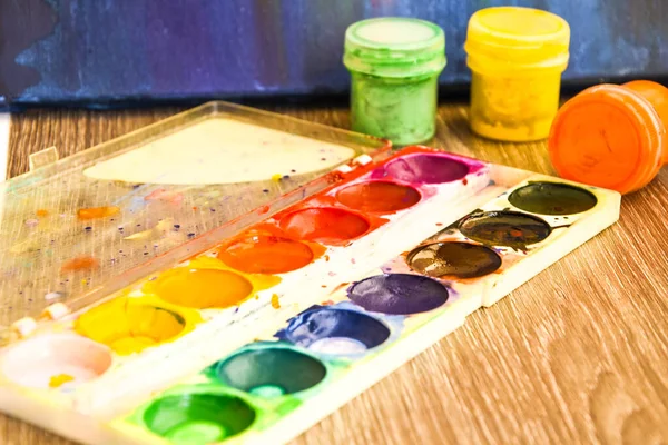 Aquarelverf Penselen Oude Houten Tafel Aquarelverf Gouache Penselen Het Concept — Stockfoto