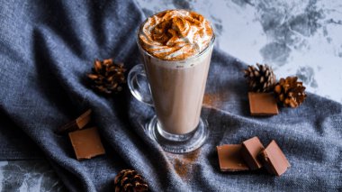 Buz espresso, fermantasyonlu Nitro soğuk kahve benzer bir bira sistemine sıkıştırılmış nitrojen, çikolata, gri mutfak havlusu, noel içeceği.