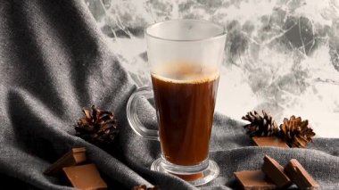 Kahve yapmak, kapuçinolu latte hazırlamak sütlü ve kremalı tarçınlı kahve