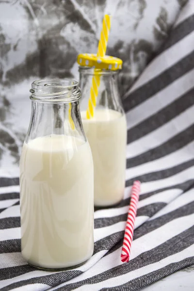 Flasche Frischmilch Auf Dem Tisch Retro Milchflasche Mit Gestreiftem Trinkhalm — Stockfoto