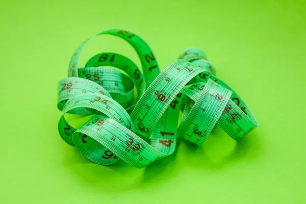 Close Tailor Measuring Tape Green Background Vista Prospettica Del Nastro — Foto Stock