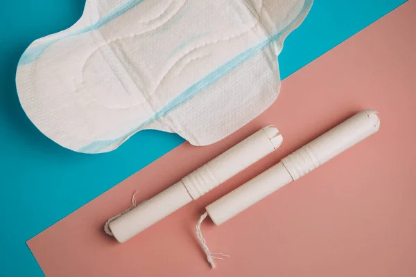 Hygiejniske Tamponer Pude Blå Lyserød Baggrund Kopiere Plads Menstruation Hygiejnepude - Stock-foto