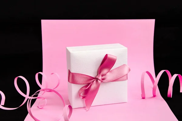 Caja Regalo Con Cinta Rosa Fondo Rosa Negro Vacaciones Regalos —  Fotos de Stock