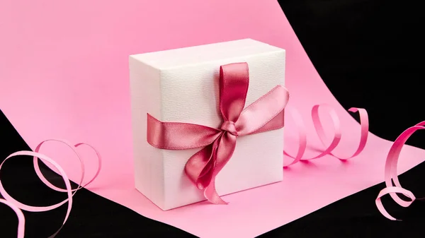 Pembe ve siyah arkaplanda pembe kurdeleli mevcut kutu, Holiday, Hediyeler, Kopya Boşluğu, Tebrik Kartı