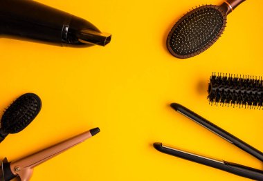 Fotokopi alanı olan sarı arka planda profesyonel kuaför araçları, parlak arkaplanda üst görünüm kuaförleri.