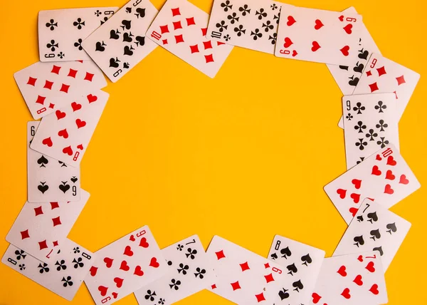 Frame Met Kopieerruimte Van Speelkaarten Een Gele Achtergrond Close Tafelspelen — Stockfoto
