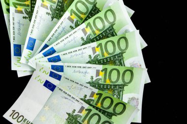 100 Euro - tam avroluk banknotlar siyah üzerine izole edilmiş, koyu bir arka plan üzerine 100 avro banknot