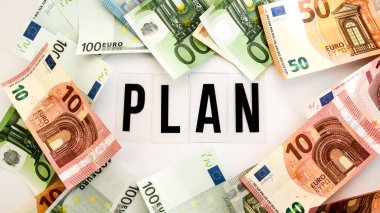 Avrupa Para Çerçevesi 'nin beyaz arkaplanlı metni, Banknote Avrupa parası. Düşen para, planlanan yatırım,
