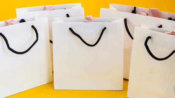 Set Bolsas Papel Blanco Para Comprar Sobre Fondo Amarillo Mockup — Foto de Stock