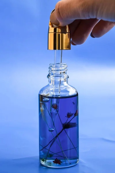 Tropferglasflaschen Mock Vorhanden Öliger Tropfen Fällt Aus Einer Kosmetikpipette Auf — Stockfoto